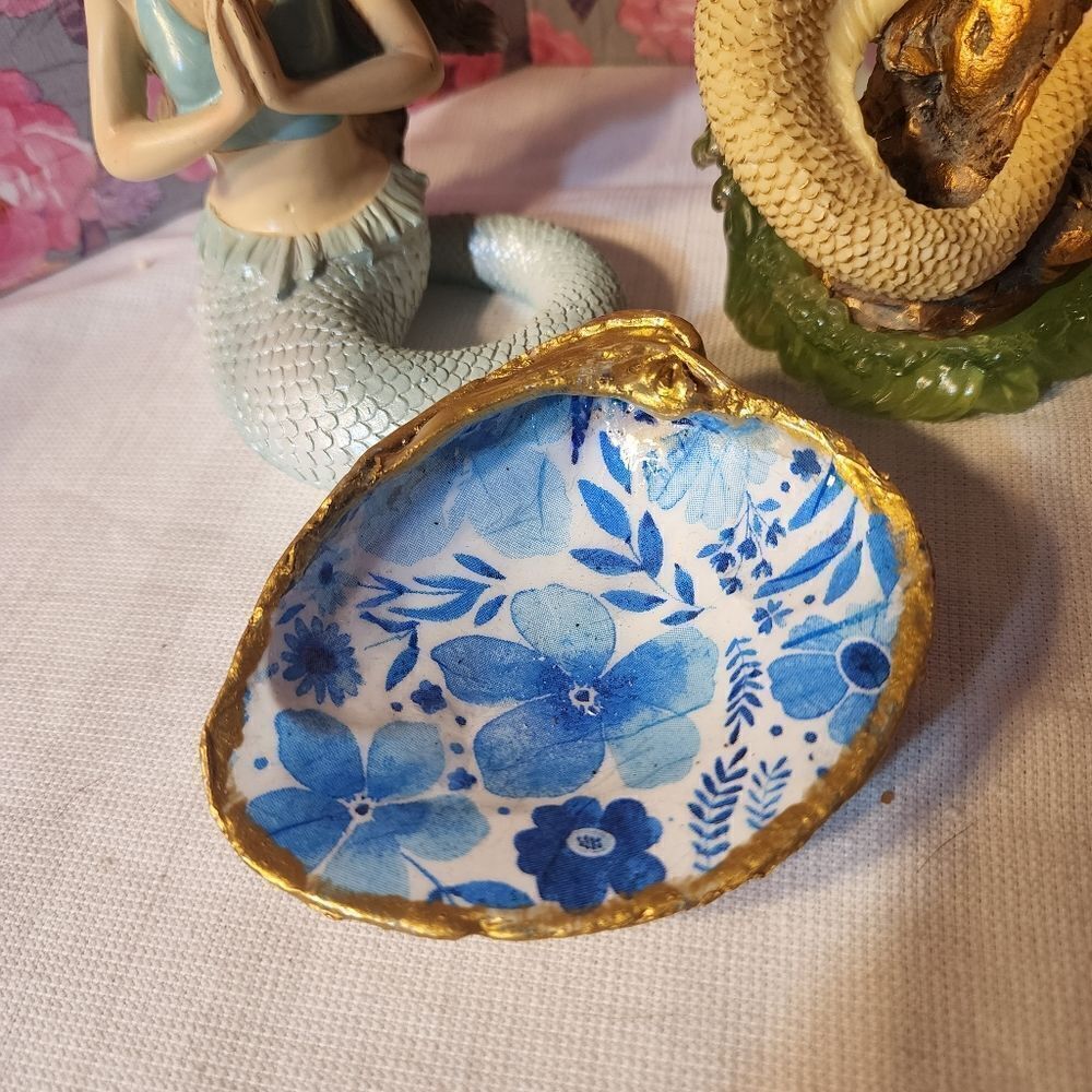 DECOUPAGE BLUE FLOWERS ON A CLAM SHELL